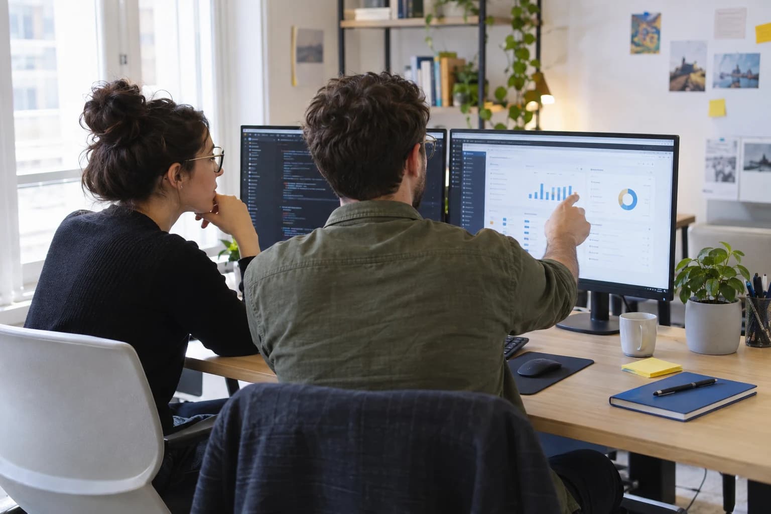 Illustration : deux développeurs travaillent ensemble sur une application